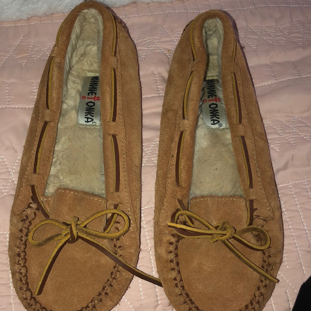 *NEVER WORN* Minnetonka Moccasins